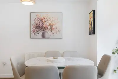 Image de Modern Home in a Prime Location.