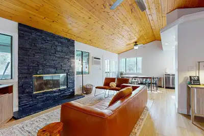 Image de Updated, dog-friendly home w\/large deck, Bbq, fireplace and views