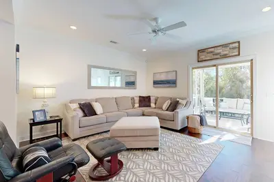 Image de Cozy island townhouse w/screened porch, shared pool, & serene pond views