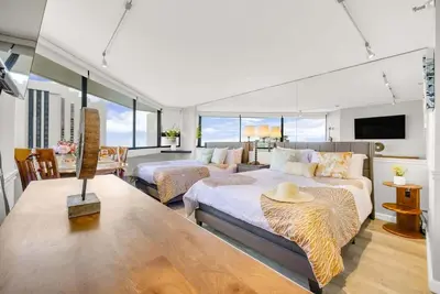 Image de Waikiki Forever Ocean Views, Free Parking & Pool