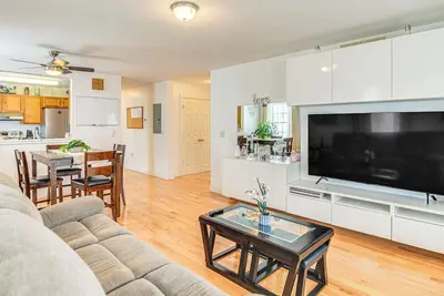 Image de 1 Mi to Downtown & Palladium: Worcester Getaway!