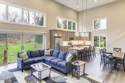 Image de 24 Mi to Cincinnati: Newly Built Bethel Home!