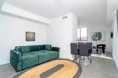 Image de King Bed brand new safe Oasis minutes to Brickell
