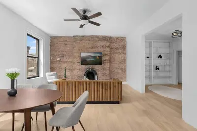 Image de State-of-the-Art Loft-Style Apartment!