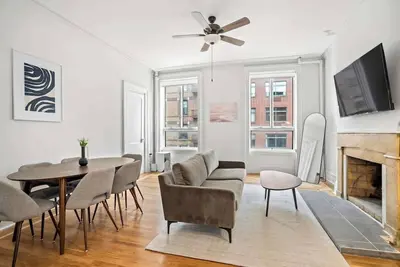 Image de Sun-Filled Brownstone Apt in Prime Chelsea