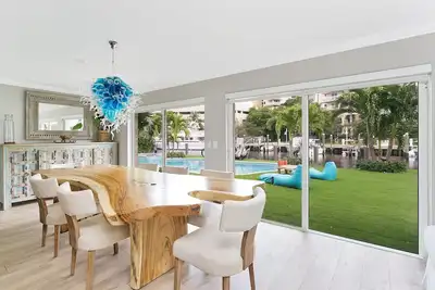 Image de Ultra Luxe Private Island & Beach, 100ft Waterfront, 6 Seat Gc, Heated Pool & Spa