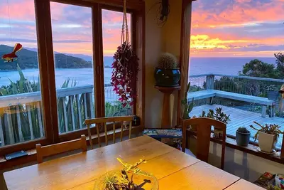 Image de Tryphena sunset and sea views! 5 minute walk to beaches, shops and restaurants.