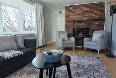 Image de Gorgeous Downtown Top Level 2bd Unit w/ Laundry