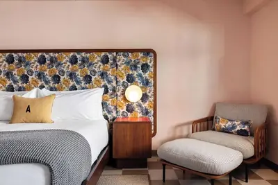 Image de Experience Modern Comfort with Cozy Charm Downtown