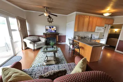 Image de Beachwood Condos& Resort, Pool Side Condo with 1 King Bed & Kitchen near beach