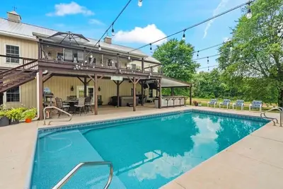 Image de Barndominium! Pool, HotTub, Slide, Mini B-Ball Court/Nerf Arena, Theater, 2 Bars