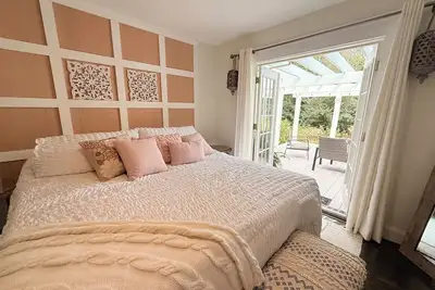 Image de Beautiful 2-bedroom cottage with private outdoor oasis. Minutes from downtown.