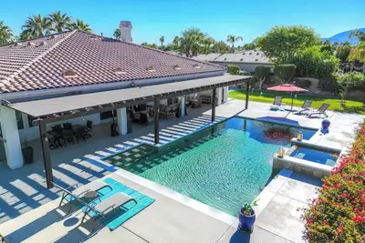 Image de Magnificent 5br/4ba pool home below majestic mountain views on a ½-acre lot.