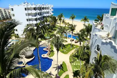 Image de Surf and Chill: Beachfront 2-bed condo with pools, gym, steps to surf breaks