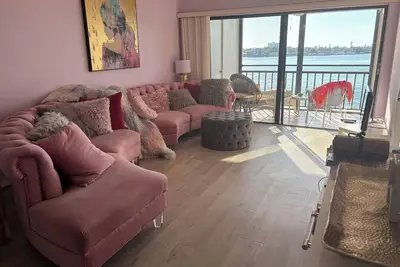 Image de Seaside Rose ~ Bright Waterfront 2br Condo with Bay Views @ Isla Del Sol