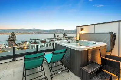 Image de Roof Top Patio w/private beach! 5 minutes to downtown Kelowna & sleeps 15 people