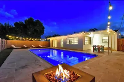 Image de Tropical Paradise: Stylish 4 Bedroom Pool House Near Pristine Hollywood Beach