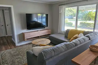 Image de Neighborhood Oasis Near Downtown and Beaches With Pool & Hot Tub