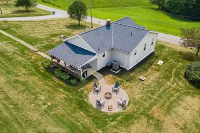 Image de Sugar Grove Farmhouse - Hocking Hills! - Hot Tub!