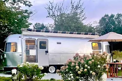 Image de Come Spring Farm  Airstream, Lake  & farm animals