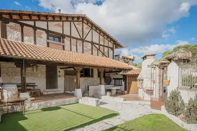 Image de Maison de campagne \"El Pico Llanillo\" avec vue sur les montagnes, piscine privée et Wi-Fi