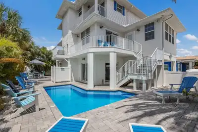 Image de Hav'Anna Hideaway: 1 Block to Beach! Pool, Multiple Decks by Anna Maria Life Vacation Rentals