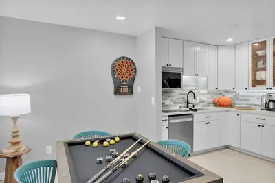 Image de Lobster Mini Season 40' Slip-Boat Ramp-Kayaks-Chilled Pool-Games-Adjustable Bed