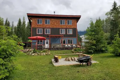 Image de Growl Lodge - Charming 3-bedroom home in Golden featuring a hot tub & pool table