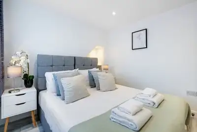 Image de Sl0 Church Rd 254 - Bright 6 bedroom 3 bath house ideal for Pinewood Studios