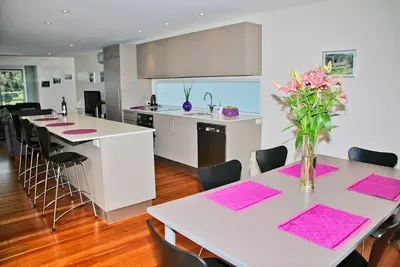 Image de Cerulean Blue Combo Plus, 7 bedrooms walk to cafes and beach