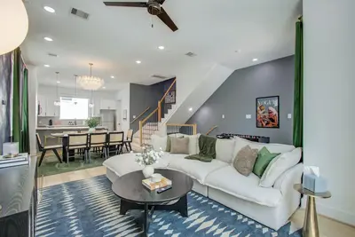 Image de New Houston Modern Home 4Bed 3. 5 Bath Sleeps 8+ with Tv in all rooms FreeParking