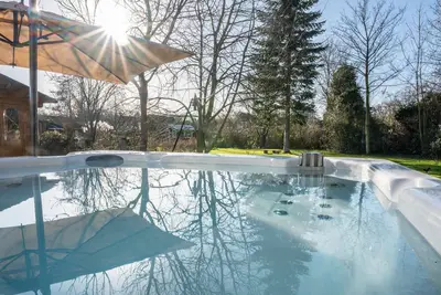 Image de Maison de vacances 'Oasis de Bien-être avec Jacuzzi et Sauna' avec terrasse privée, jardin et Wi-Fi