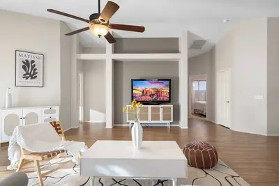 Image de Serene Retreat: Charming Home on N 37th Ln Perfect for Relaxing Getaways #41688