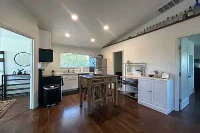 Image de Lovely 2-bedroom unit in Sacramento with beautiful sunset views and a Hot Tub!