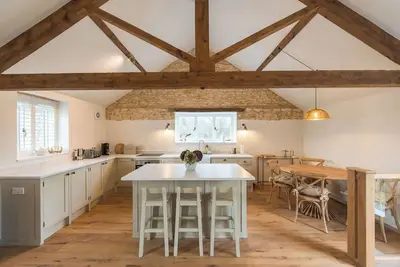 Image de A charming retreat nestled in the picturesque hamlet of Reybridge