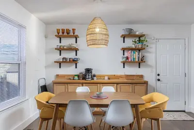 Image de Trendy Downtown Cottage - 3br, Pets Welcome!