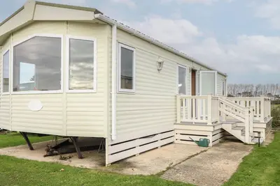 Shorething Getaway, pet friendly, with a garden in East Wittering