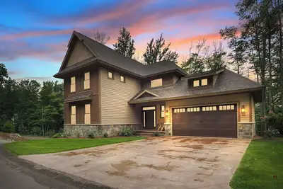 Image de Charming 7 Br Boyne Mountain Resort Home | Sleeps 17 Guests | 2 Fireplaces