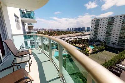 Image de Large 2 Bedroom Bay View! Steps to the Beach!