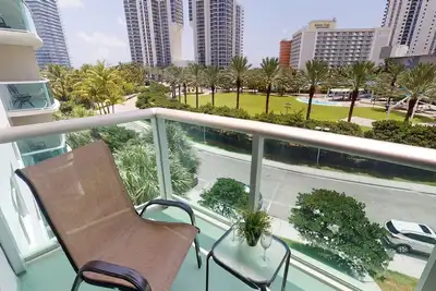 Image de Stunning 1-Bedroom Condo with Park Views at Ocean Reserve – Renovated & Cozy