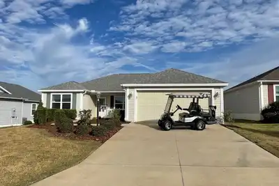 Image de Stylish Home with Golf Cart, Lanai & Prime Location Near Town Squares!