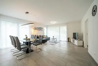 Modern Swiss Apt - spacious garden + parking