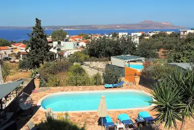 Image de Stylish 3 bedroom villa, private pool, sea views, walk to tavernas and beach.