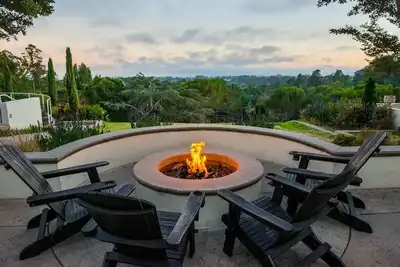 Image de Fireside Fantasy: 2 Cozy Rooms with Pool Access & Santa Cruz Nature Trails