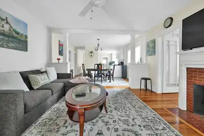 Image de Charming 2-Bedroom + Office Apartment in Watertown + WiFi & Parking