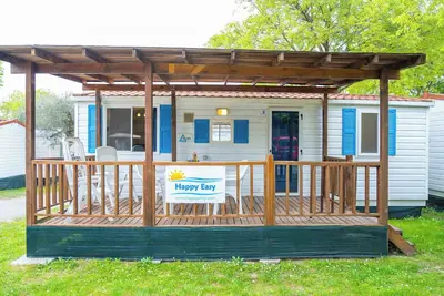 Maison mobile avec climatisation, piscine et terrasse en bois semi-couverte