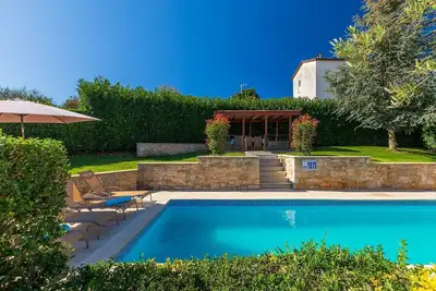 Image de Maison de vacances fascinante avec piscine privée, terrain de volley-ball, terrain de football, trampoline près de la célèbre piste cyclable Parenzana