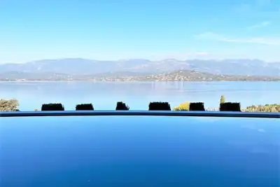 Image de Villa \"pieds dans l'eau\", 7 suites avec vue mer panoramique, piscine climatisée