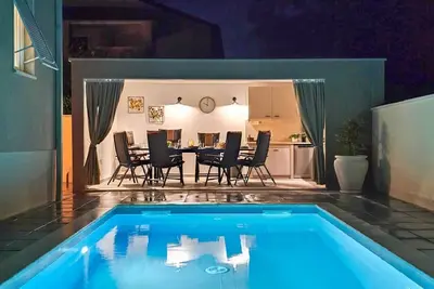 Image de Villa près de la plage avec piscine privée, cuisine extérieure géniale, machine à laver et amis des chiens