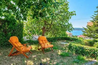 Image de Appartement confortable à seulement 200 mètres de la plage de sable avec vue sur la mer, pelouse, barbecue